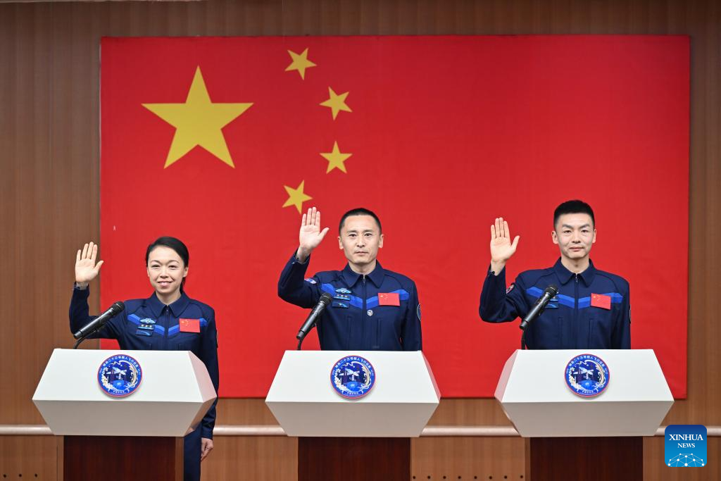 Astronautas de misión china Shenzhou-23 se reúnen con la prensa
