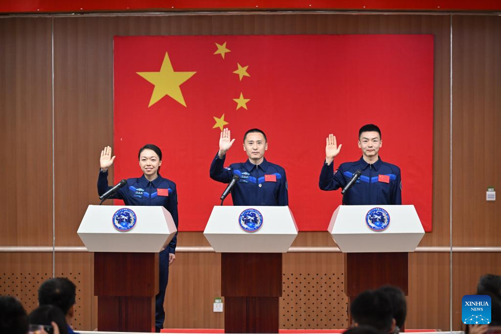 Astronautas de misión china Shenzhou-23 se reúnen con la prensa