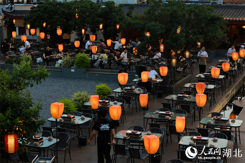 Restaurante en la azotea de un edificio histórico en el antiguo pueblo de Wuchang, popular atracción turística en Wuhan, provincia de Hubei. (Foto: Peng Yundi/ Diario del Pueblo digital)
