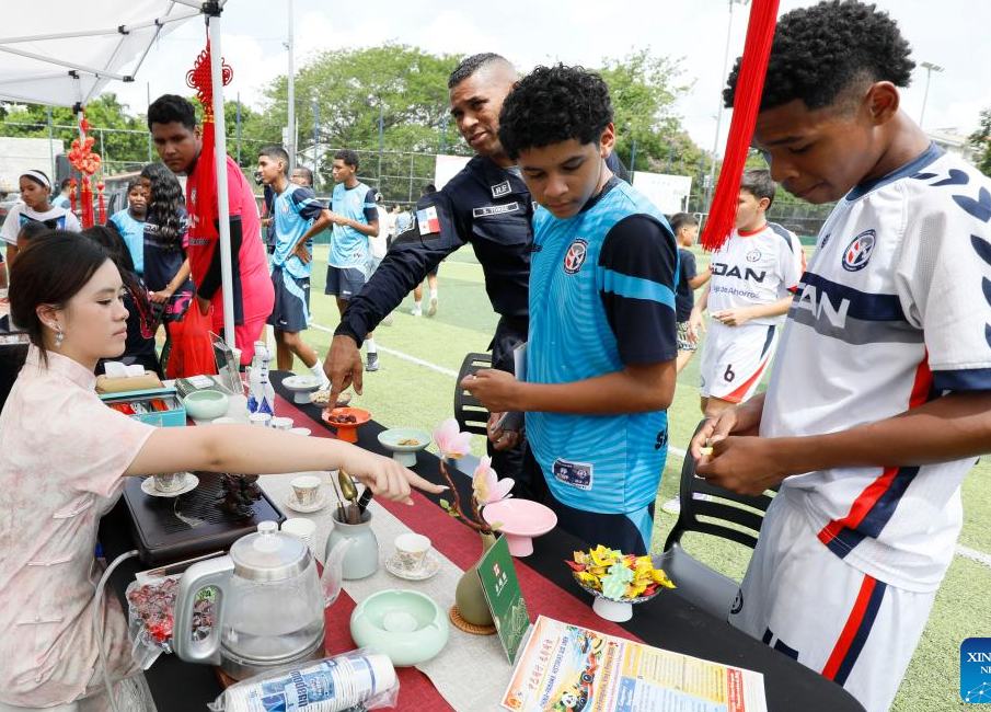 Embajada de China dona equipos tecnológicos y uniformes a escuela de fútbol juvenil en Panamá