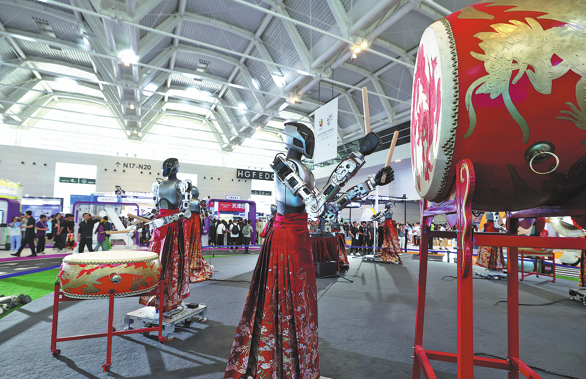 Banda de robots humanoides se presenta en una expo de alta tecnología en Tianjin, 28 de mayo del 2026. (Foto: Zou Hong/ China Daily)