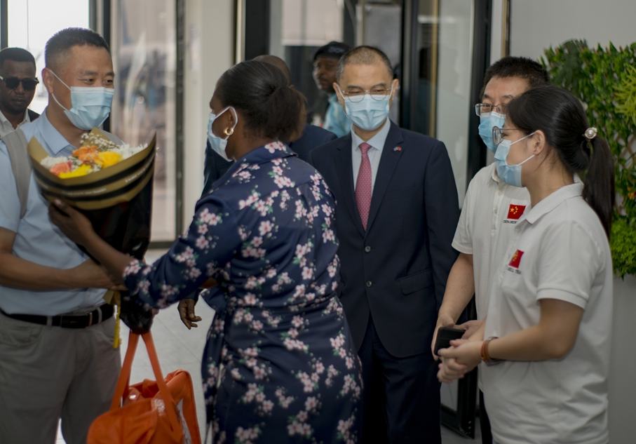 China está lista para brindar más apoyo médico a África en medio del brote de ébola