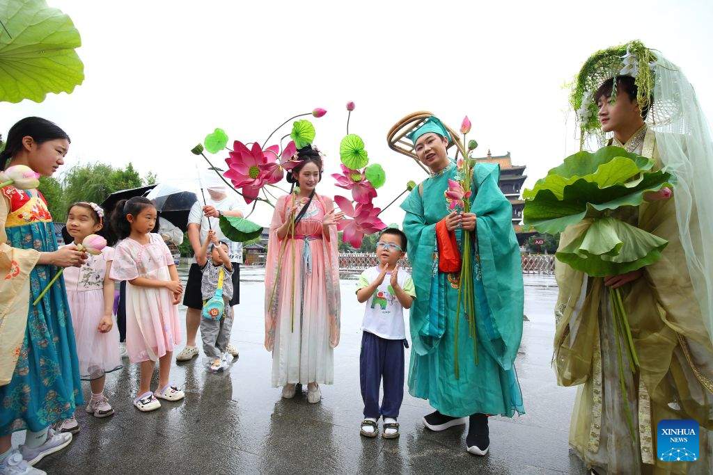 Personas disfrutan de vacaciones del Festival del Bote del Dragón de diversas maneras