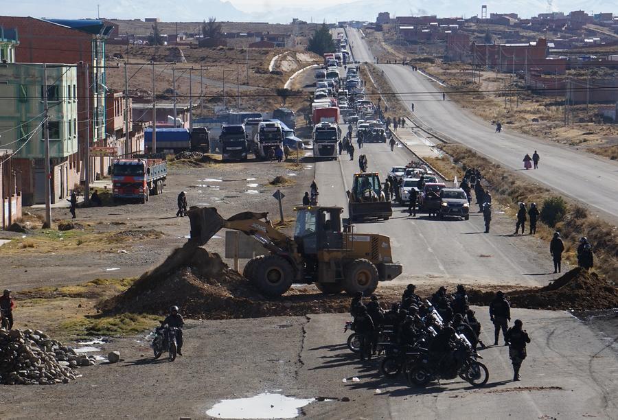 Policías y militares de Bolivia inician desbloqueo de carreteras para normalizar actividad en 48 horas
