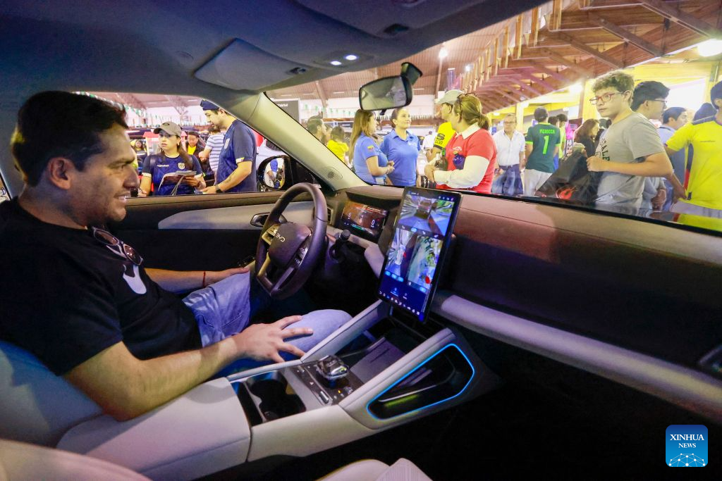 Imagen del 20 de junio de 2026 de un visitante observando el sistema de información y entretenimiento de un vehículo eléctrico de la marca china BYD durante la Expo Auto Quito 2026 realizada en el Centro de Exposiciones Quito, en la ciudad de Quito, capital de Ecuador. Los vehículos eléctricos e híbridos de origen chino acaparan la atención en la Expo Auto Quito 2026, Movilidad Sustentable, una feria automotriz dedicada a la electromovilidad que abrió sus puertas el sábado para exhibir las más recientes tendencias e innovaciones del mercado. (Xinhua/Ricardo Landeta)