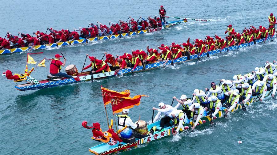 Imagen tomada con un dron mostrando a competidores en una carrera de botes dragón en las aguas marinas de la localidad de Tailu, distrito de Lianjiang, en Fuzhou, provincia de Fujian, en el sureste de China, el 18 de junio de 2026. (Xinhua/Zhou Yi)