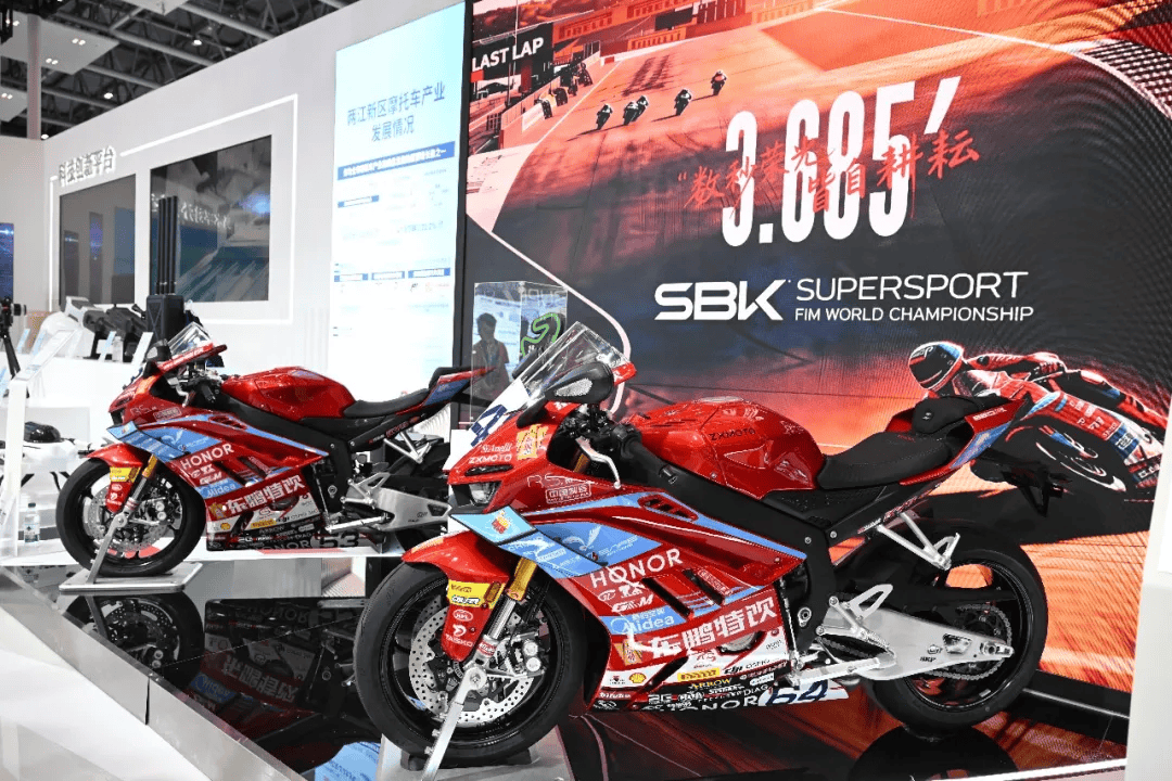 Motocicletas ZXMOTO se exhiben en la 8.ª Feria Internacional de Inversión y Comercio de China Occidental de Chongqing, mayo de 2026. [Foto: Wang Jiaxi / China Daily]