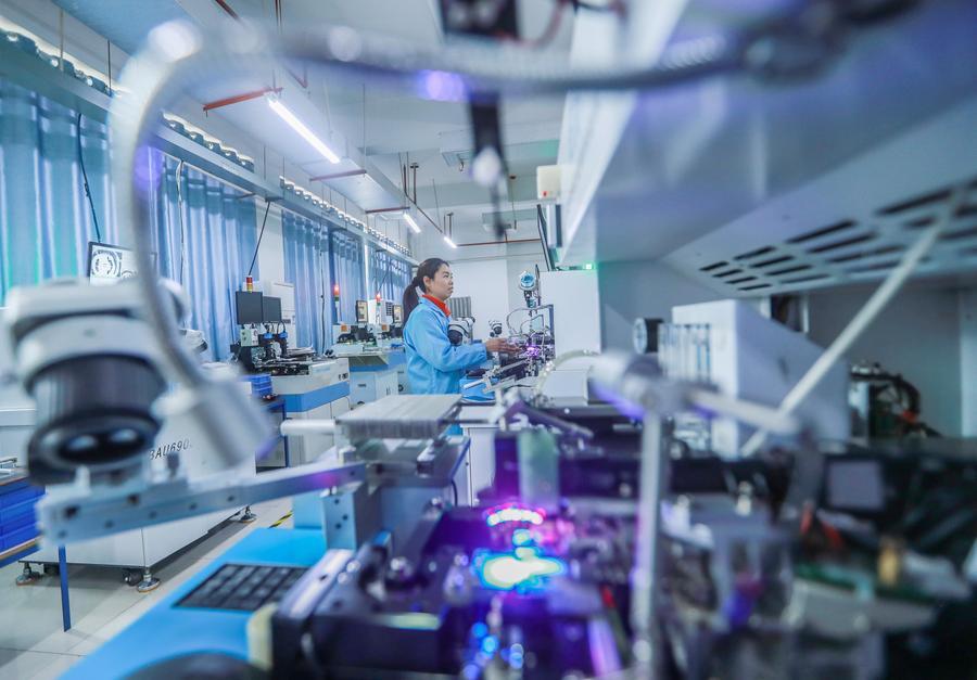 Una empleada trabaja en una línea de producción de LED en una empresa de electrónica del distrito de Zigui, en la provincia de Hubei, en el centro de China, el 27 de enero de 2026.  (Xinhua/Wang Gang)
