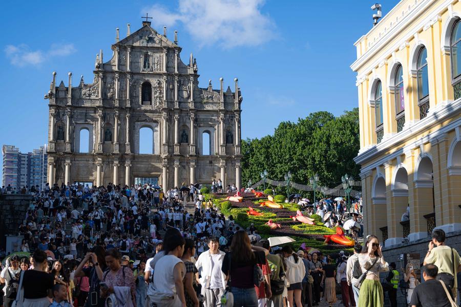 Turistas visitan las Ruinas de San Pablo en Macao, en el sur de China, el 2 de octubre de 2025. (Xinhua/Cheong Kam Ka)