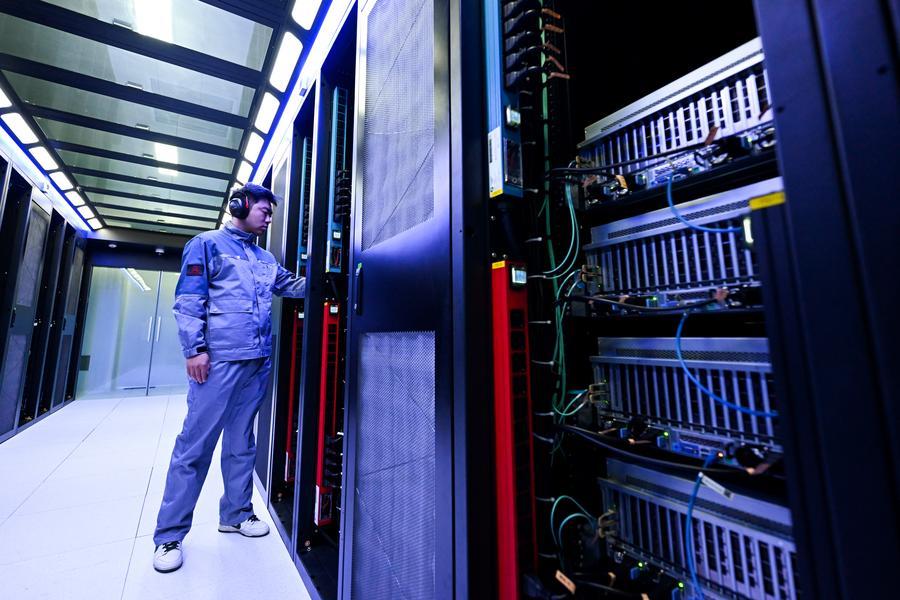 Un empleado realiza una inspección de los equipos de potencia de cálculo en una empresa especializada en tecnología de supercomputación, situada en la Nueva Zona de Horinger, en la ciudad de Hohhot, capital de la región autónoma de Mongolia Interior, el 4 de junio de 2026. (Xinhua/Li Zhipeng)