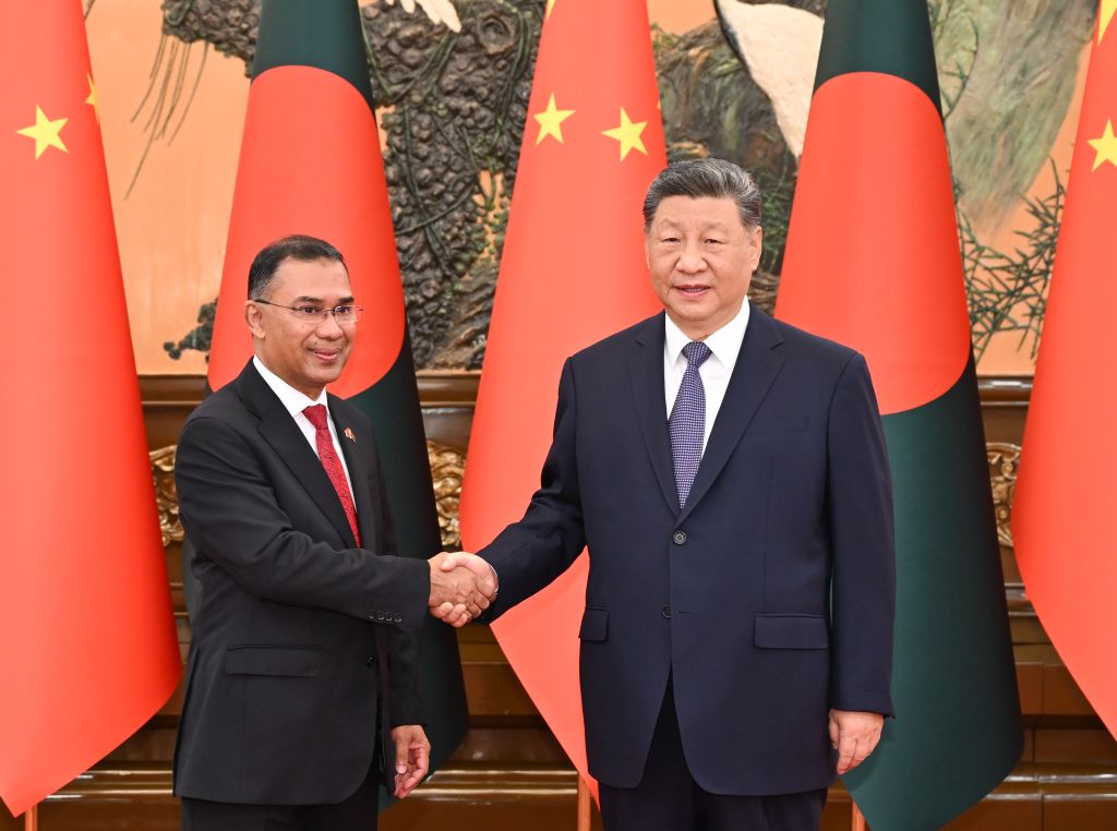 El presidente chino, Xi Jinping, se reúne con el primer ministro de Bangladesh, Tarique Rahman, quien lleva a cabo una visita oficial a China, en el Gran Palacio del Pueblo, en Beijing, capital de China, el 26 de junio de 2026. (Xinhua/Li Xiang) 
