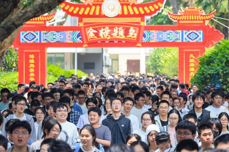 Estudiantes salen de un sitio de examen nacional de acceso a la universidad, conocido como "gaokao", en Nanjing, en la provincia oriental china de Jiangsu, el 7 de junio de 2026. (Xinhua/Su Yang)