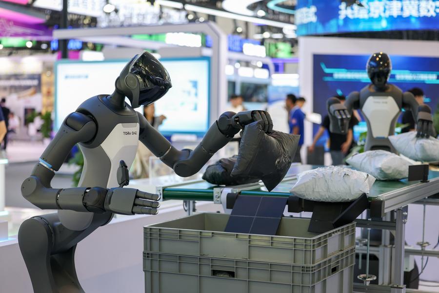 Producción de robots humanoides de China superará 100.000 unidades este año, según alto funcionario