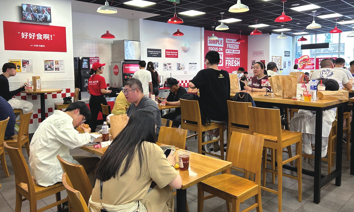 Clientes cenan en un restaurante Five Guys en un centro comercial de Shanghai el 14 de julio de 2026. Foto: Qi Xijia/GT