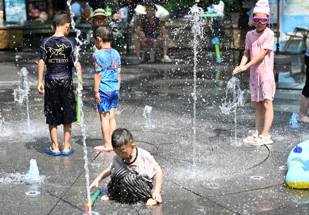 China entra en su día más caluroso, con temperaturas que superan los 40 °C en algunas zonas