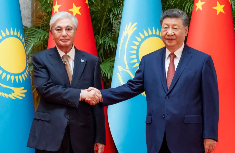 Xi se reúne con presidente kazajo en Shanghai