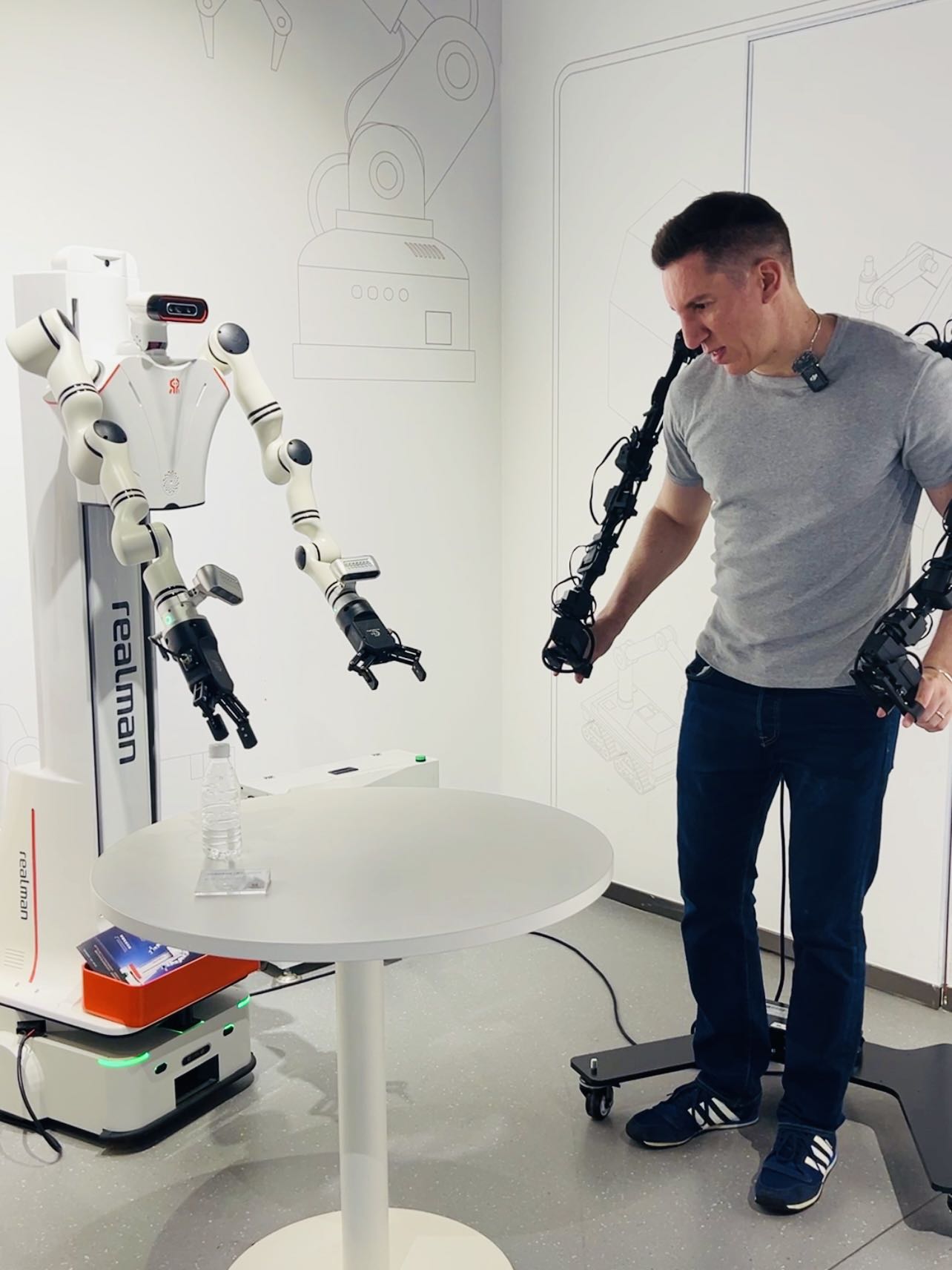 Imagen de periodista extranjero manipulando un robot con unos brazos robóticos en una de las empresas del Centro de Demostración de Escenarios de Robots con Inteligencia Artificial Corporeizada de Changzhou, el 21 de julio de 2026. Foto por Álvaro Lago, Diario del Pueblo digital.