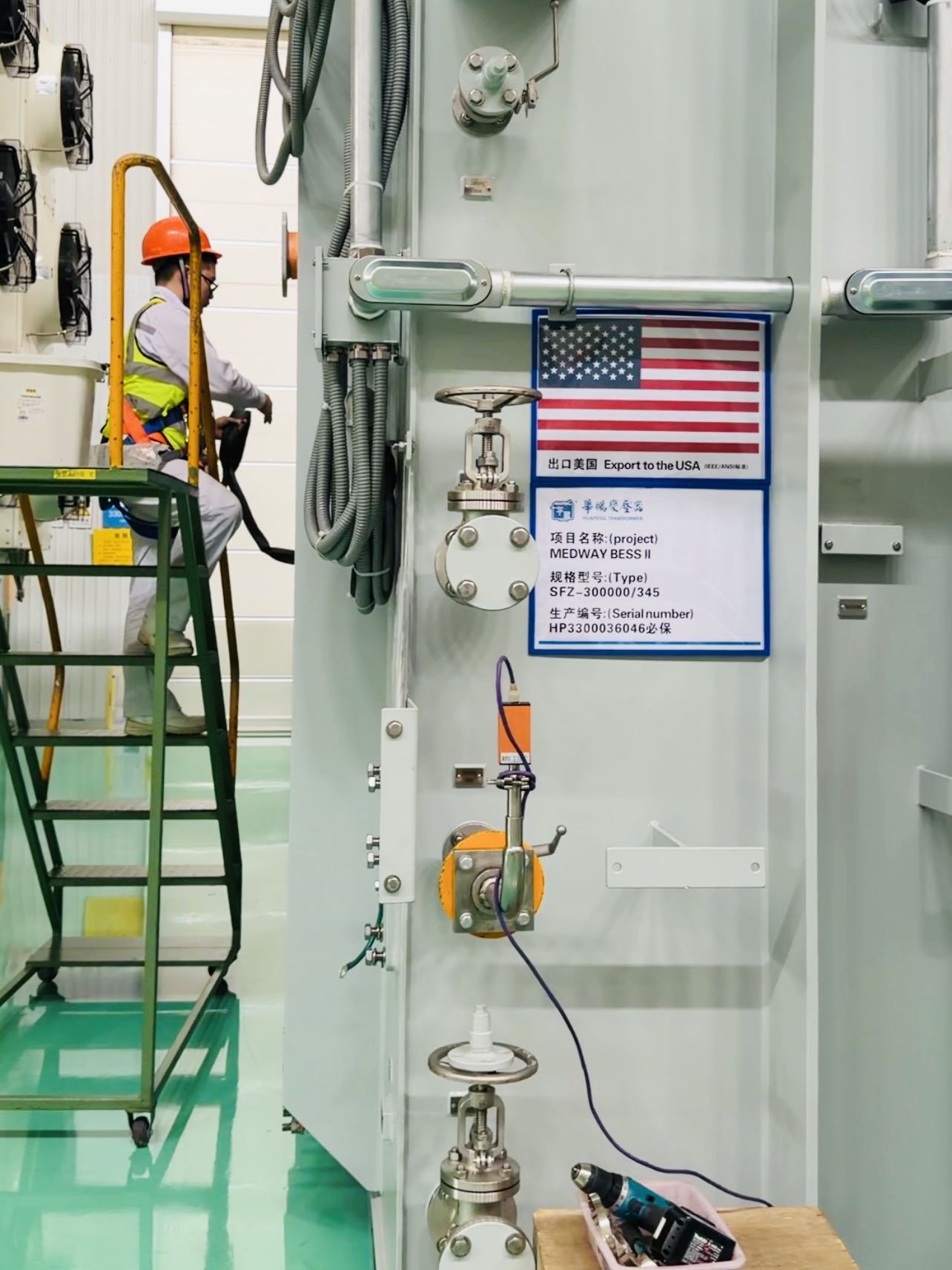 Imagen&nbsp;de&nbsp;un&nbsp;operario&nbsp;trabajando&nbsp;junto&nbsp;a&nbsp;un&nbsp;transformador&nbsp;que&nbsp;será&nbsp;exportado&nbsp;al&nbsp;mercado&nbsp;estadounidense&nbsp;en&nbsp;la&nbsp;fábrica&nbsp;de&nbsp;Jiangsu&nbsp;Huapeng&nbsp;Transformer&nbsp;Co.,&nbsp;Ltd.,&nbsp;en&nbsp;Changzhou,&nbsp;provincia&nbsp;de&nbsp;Jiangsu,&nbsp;el&nbsp;22&nbsp;de&nbsp;julio&nbsp;de&nbsp;2026.&nbsp;Foto&nbsp;por&nbsp;Álvaro&nbsp;Lago,&nbsp;Diario&nbsp;del&nbsp;Pueblo&nbsp;digital.