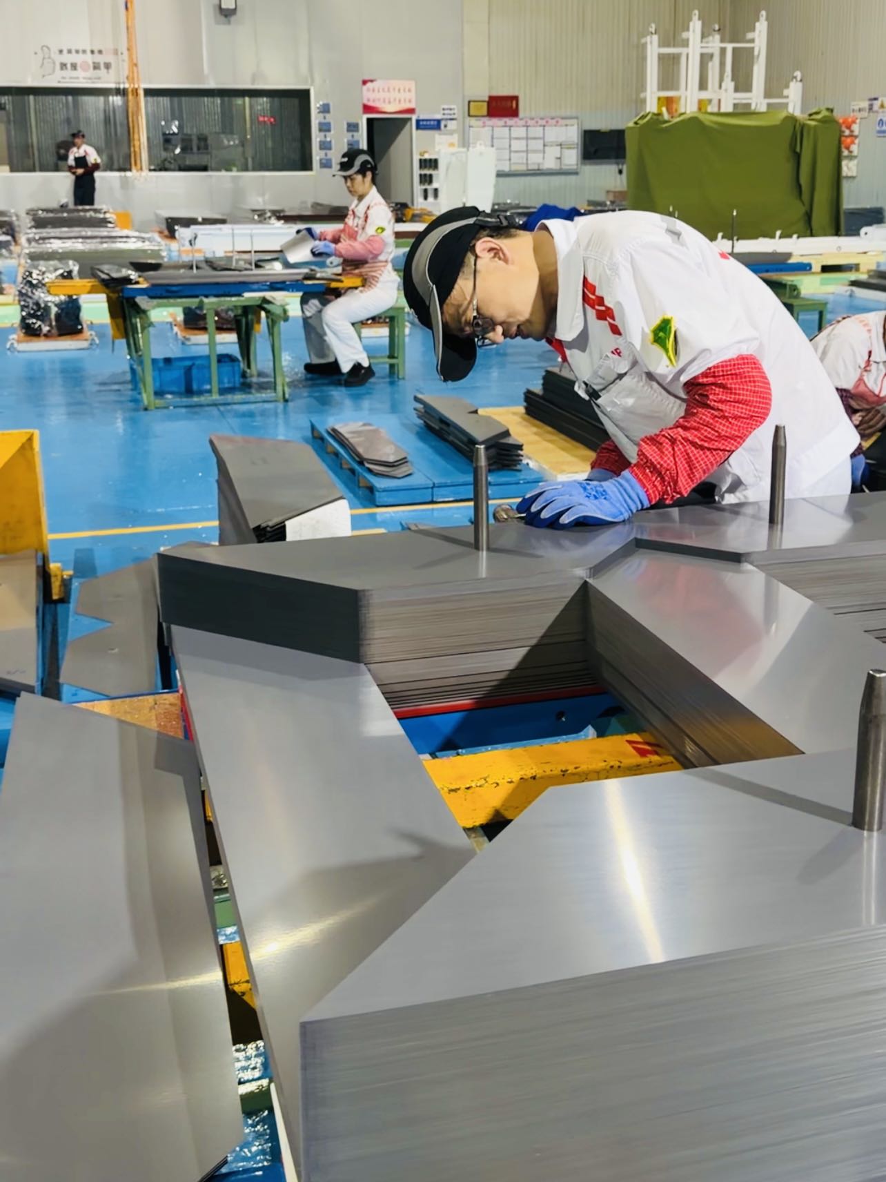 Imagen&nbsp;de&nbsp;un&nbsp;operario&nbsp;trabajando&nbsp;con&nbsp;piezas&nbsp;que&nbsp;formarán&nbsp;parte&nbsp;de&nbsp;un&nbsp;transformador&nbsp;en&nbsp;la&nbsp;fábrica&nbsp;de&nbsp;Jiangsu&nbsp;Huapeng&nbsp;Transformer&nbsp;Co.,&nbsp;Ltd.,&nbsp;en&nbsp;Changzhou,&nbsp;provincia&nbsp;de&nbsp;Jiangsu,&nbsp;el&nbsp;22&nbsp;de&nbsp;julio&nbsp;de&nbsp;2026.&nbsp;Foto&nbsp;por&nbsp;Álvaro&nbsp;Lago,&nbsp;Diario&nbsp;del&nbsp;Pueblo&nbsp;digital.