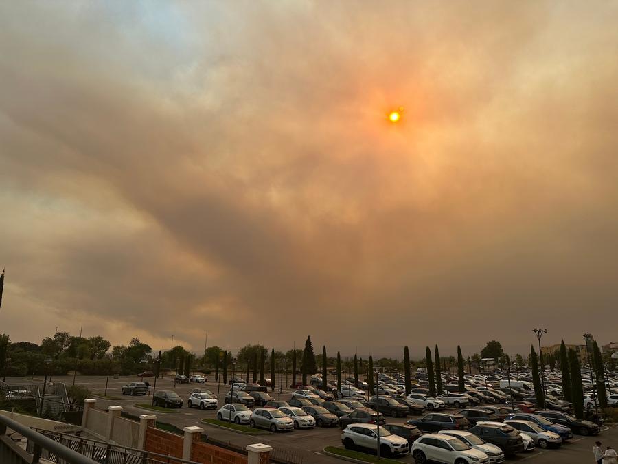 Imagen del 23 de julio de 2026 de humo emanando desde incendios forestales, cerca de Madrid, España. (Xinhua/Meng Dingbo)