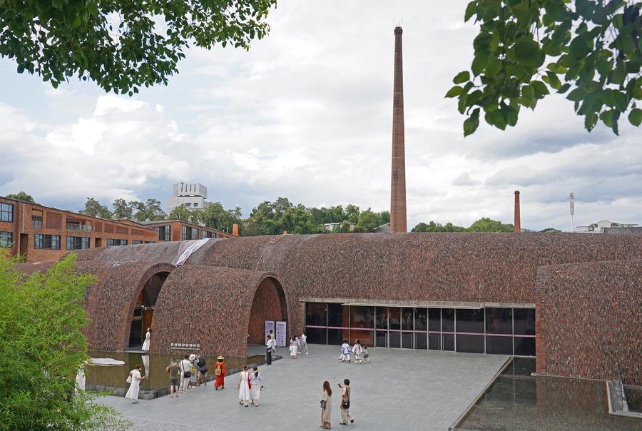 Turistas visitan el Instituto del Horno Imperial de Jingdezhen, en la provincia oriental china de Jiangxi, el 7 de julio de 2026. (Xinhua/Wan Xiang)