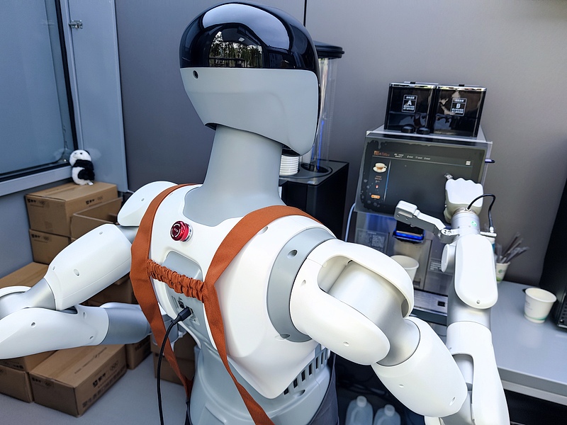Foto tomada el 17 de mayo de 2026 que muestra un robot preparando un café para un cliente en un puesto de bebidas en Shenzhen, provincia de Guangdong, en el sur de China. [Foto/VCG]