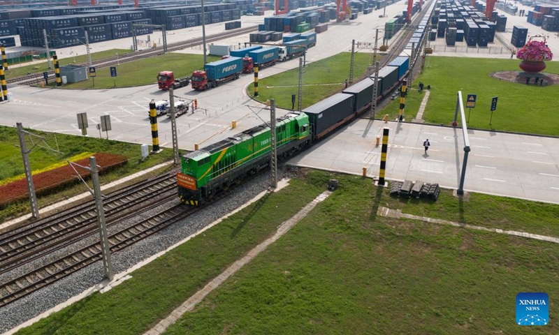 Foto aérea tomada con dron el 24 de abril de 2026 que muestra un tren de carga China-Europa partiendo de la Estación del Puerto Internacional de Xi'an, en la provincia de Shaanxi, noroeste de China. La estación ha gestionado este año más de 2.000 viajes de trenes China-Europa, con un volumen total de carga transportada que supera los 2,1 millones de toneladas en este período. [Foto/Xinhua]