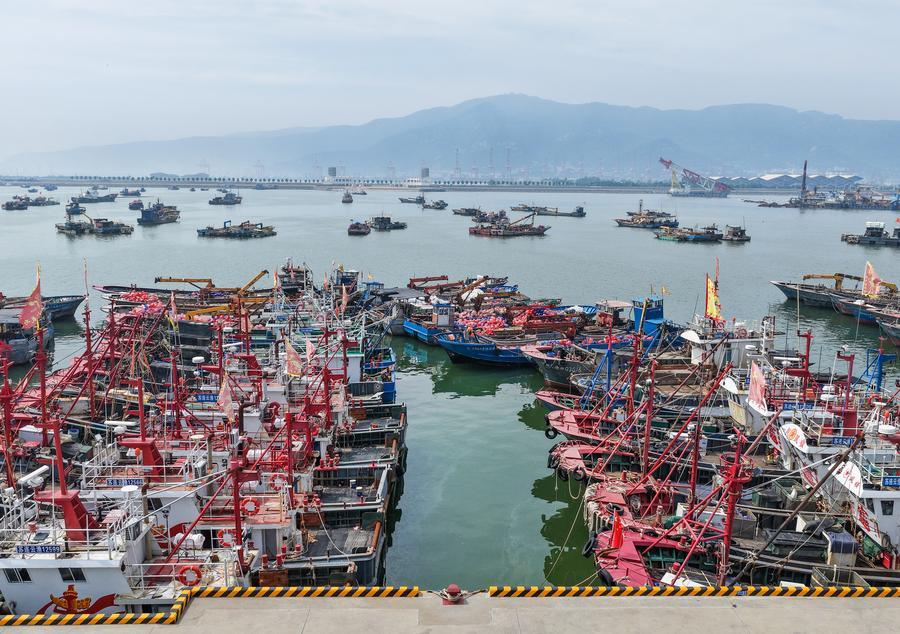 Vista aérea tomada con un dron el 10 de julio de 2026 de embarcaciones atracando en un muelle en respuesta al tifón Bavi, en Lianyungang, en la provincia de Jiangsu, en el este de China. (Xinhua/Wang Jianmin)