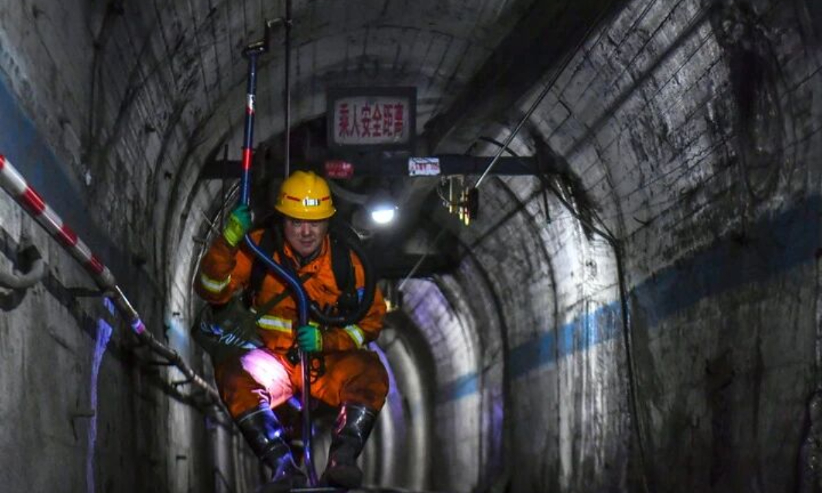 Rescatistas emergen de la mina después de más de diez horas de operaciones de búsqueda subterránea en la mina de carbón Liushenyu en Changzhi, provincia de Shanxi, 23 de mayo de 2026. (Foto: Xinhua)