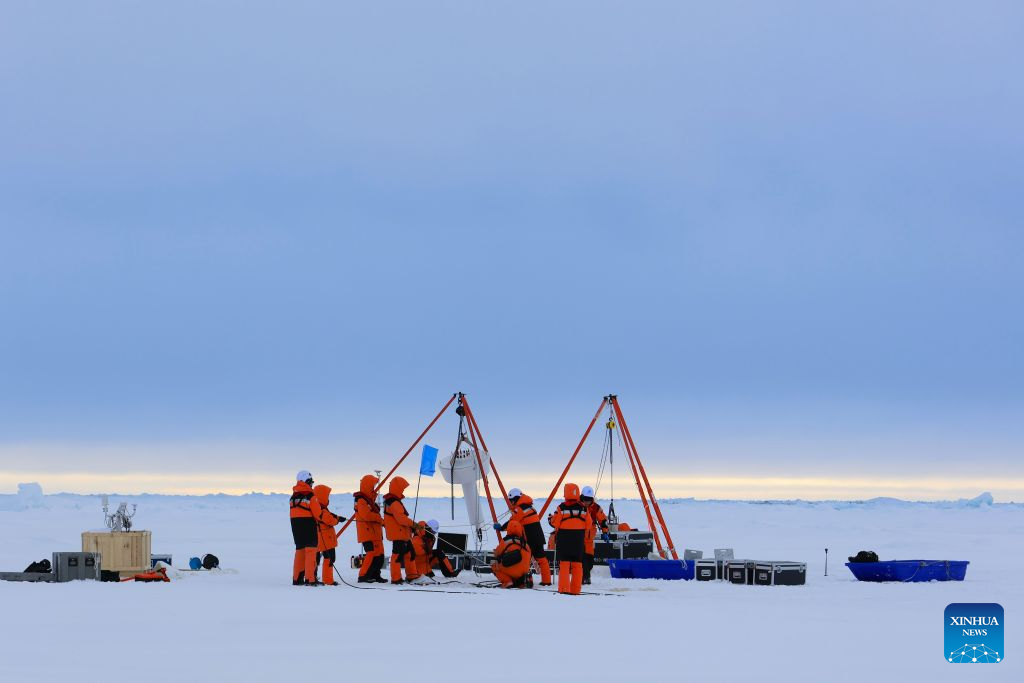 Imagen del 9 de agosto de 2026 de miembros del equipo de la 16 expedición científica china al océano Artico trabajando sobre la superficie de hielo del océano Artico. El rompehielos de investigación chino Xuelong 2 llevará a cabo más de 20 operaciones en siete estaciones de hielo, incluyendo el despliegue de boyas basadas en el hielo, la recolección de núcleos de hielo y la realización de observaciones por teledetección del hielo marino, con el fin de obtener datos científicos para la investigación sobre los cambios en el hielo marino del Artico y la evolución de sus ecosistemas. (Xinhua/Wen Jinghua)