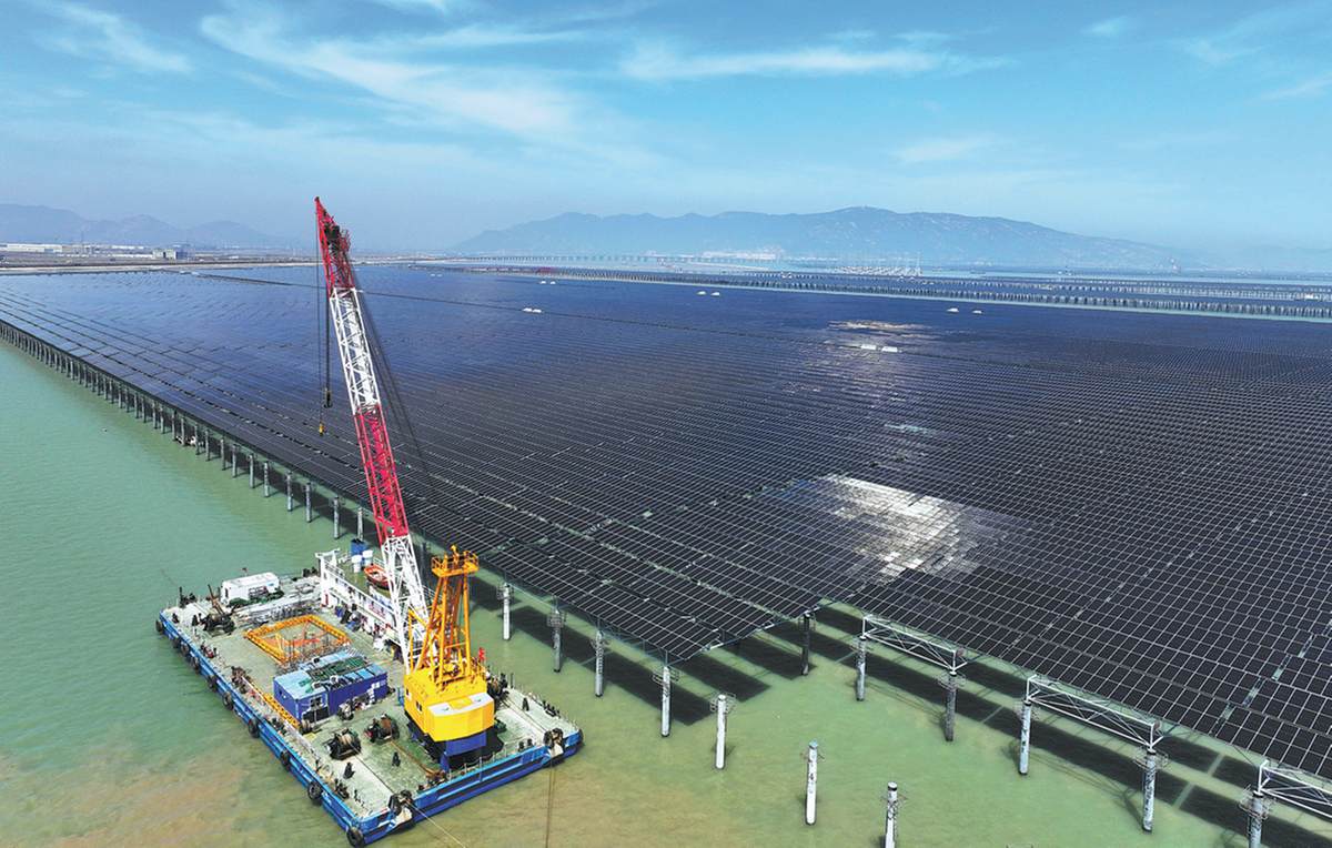 Una imagen aérea captura una central eléctrica solar en Lianyungang, provincia de Jiangsu, 19 de abril del 2026. (Foto: Wang Chun/ China Daily)