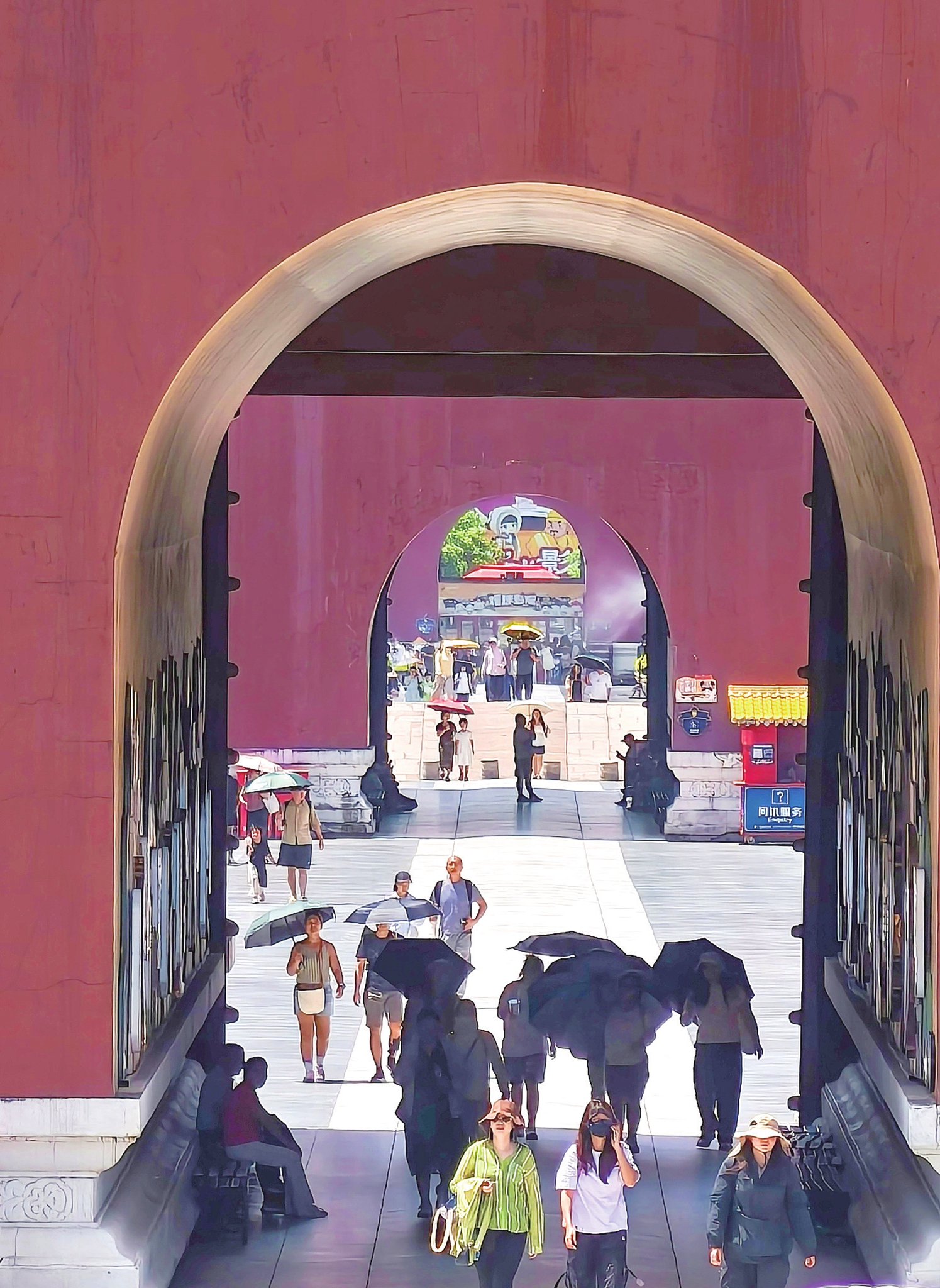Turistas visitan el Palacio de las Dinastías Ming y Qing dentro de los Estudios Mundiales de Hengdian, en Dongyang, provincia de Zhejiang (este de China), 7 de julio de 2026. (Foto: VCG)
