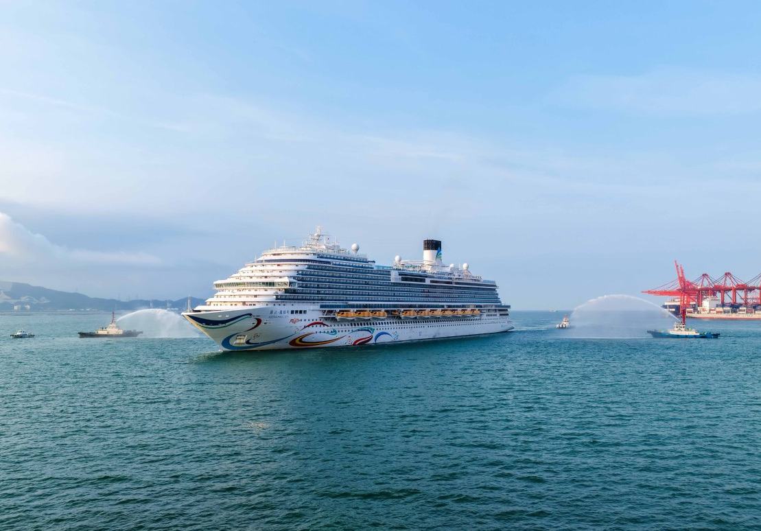 Un barco de fabricación china inicia su primer crucero internacional