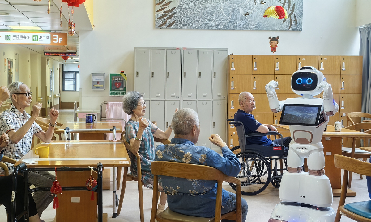 Residentes de edad avanzada interactúan con un robot en la residencia de ancianos de Shenzhen, provincia de Guangdong, en el sur de China. (Foto: cortesía)