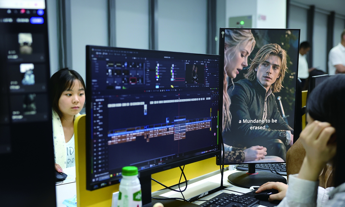 El 21 de julio de 2026, miembros del equipo trabajan en la producción de un microdrama en Jiaxing, provincia de Zhejiang, en el este de China. Foto: VCG.