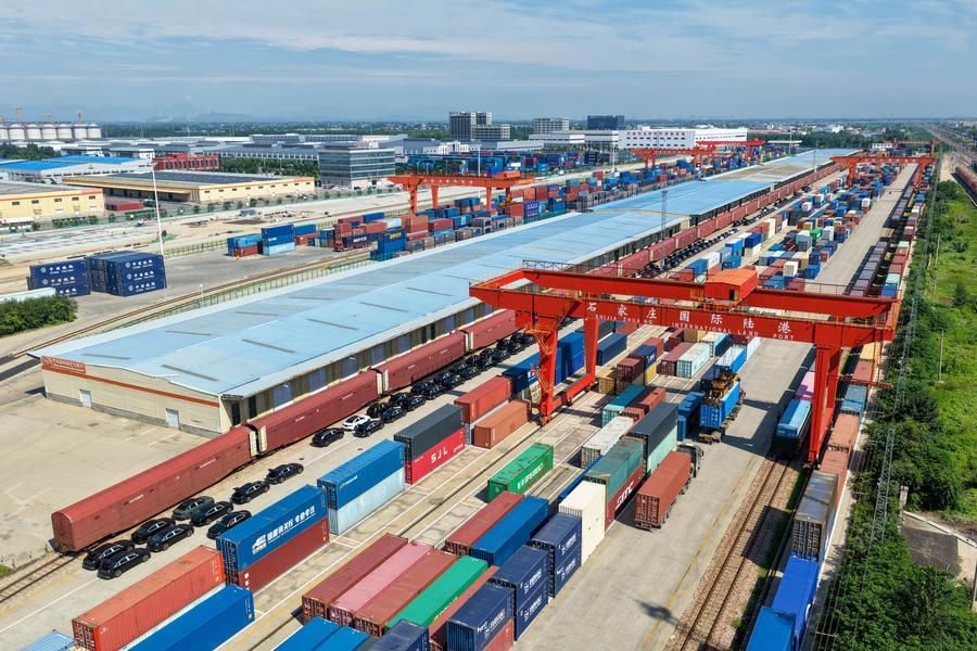 Vista aérea muestra un sitio de carga de contenedores del puerto terrestre internacional de Shijiazhuang, provincia de Hebei, en el norte de China, el 4 de agosto de 2026. (Xinhua/Liang Zidong)