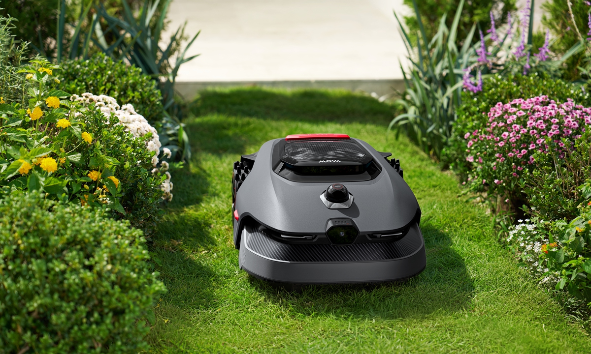 Un cortacésped robótico MOVA en funcionamiento sobre un césped. Foto: Cortesía de NexLawn Intelligent Technology