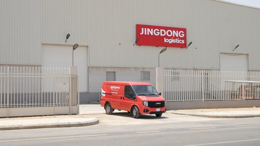 Un vehículo de reparto de JINGDONG Logistics, brazo logístico del gigante chino del comercio electrónico JD.com, sale del almacén de JD, en Riad, Arabia, Saudita, el 18 de junio de 2025. (Xinhua/JD Logistics) 