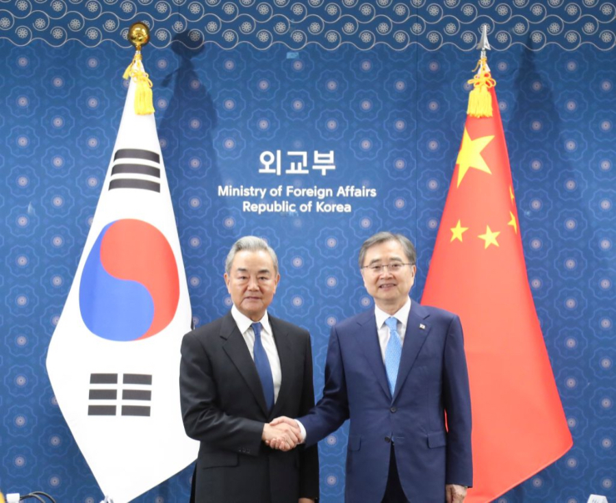 SEUL, 19 agosto, 2026 (Xinhua) -- El ministro de Relaciones Exteriores chino, Wang Yi, también miembro del Buró Político del Comité Central del Partido Comunista de China, se reúne con el ministro de Relaciones Exteriores surcoreano, Cho Hyun, en Seúl, República de Corea, el 19 de agosto de 2026. (Xinhua/Yao Qilin)