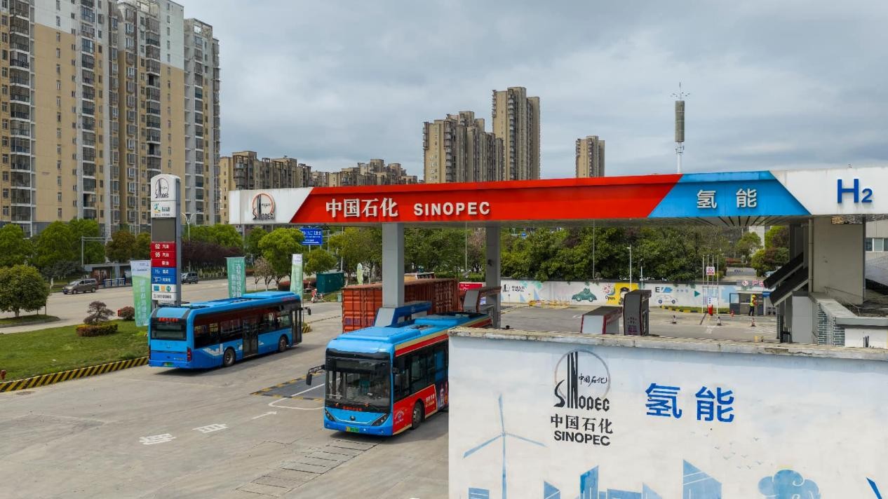 Un autobús con batería de combustible de hidrógeno se carga en una estación de la Zona de Desarrollo Económico y Tecnológico de Jiujiang, provincia de Jiangxi, China. (Foto: Wei Dongsheng)