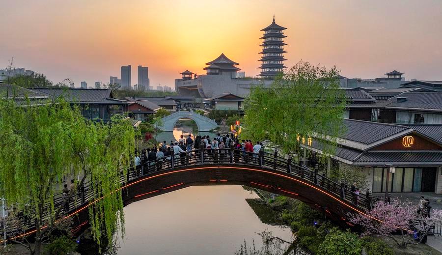 Economista latinoamericano llama a estudiar experiencia china en vez de lavarse las manos culpando al país asiático