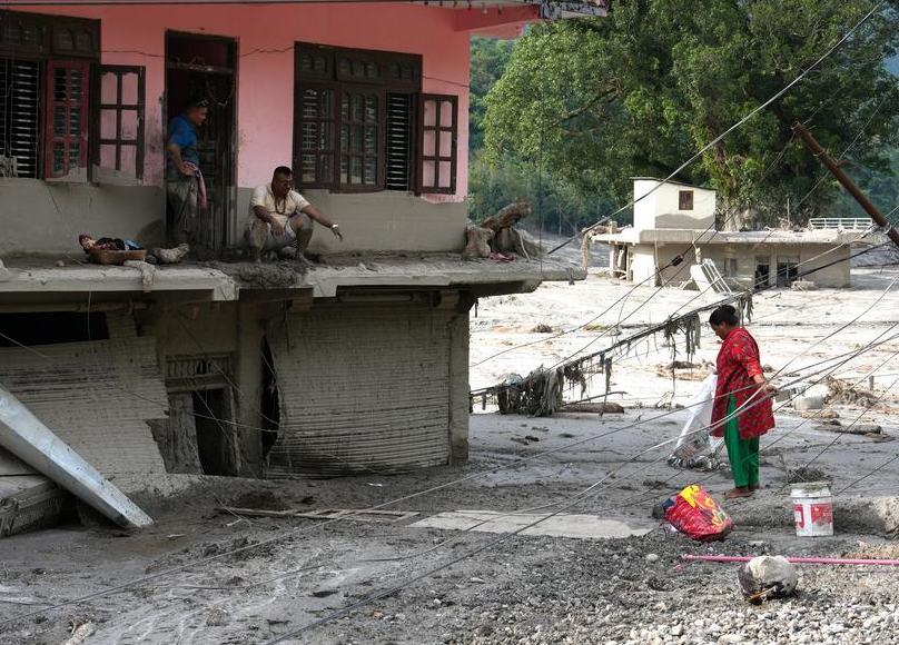 Autoridades reportan 939 muertos y 3.925 desaparecidos por desastre de avalancha de lodo en Nepal