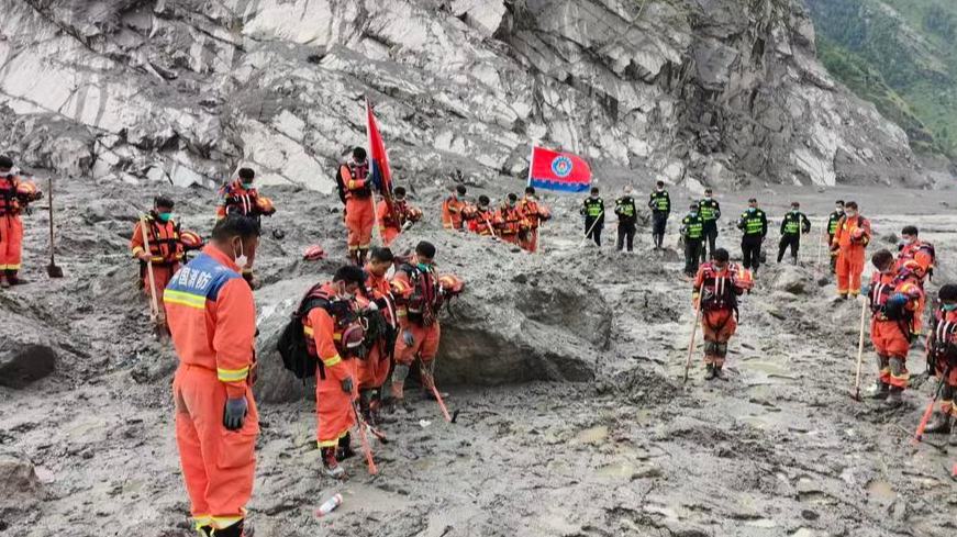Los equipos de rescate se enfrentan a condiciones adversas en medio de intensas labores de salvamento tras un deslizamiento de lodo