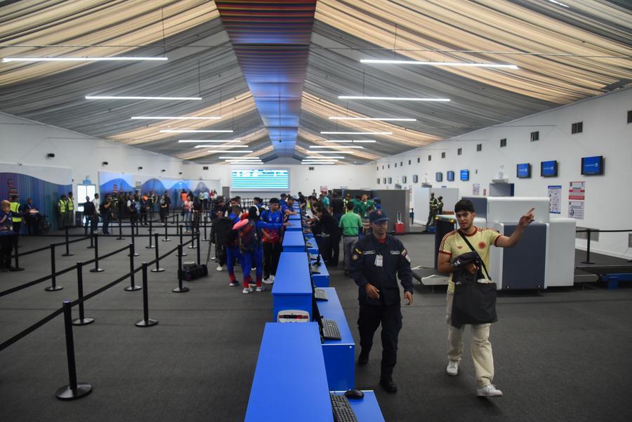 Principal aeropuerto venezolano retoma operaciones en terminales provisionales