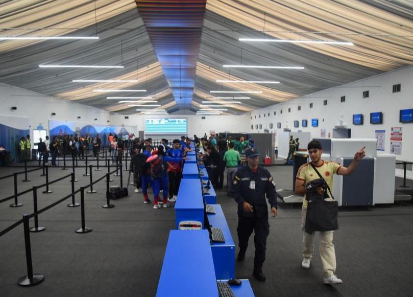 Principal aeropuerto venezolano retoma operaciones en terminales provisionales