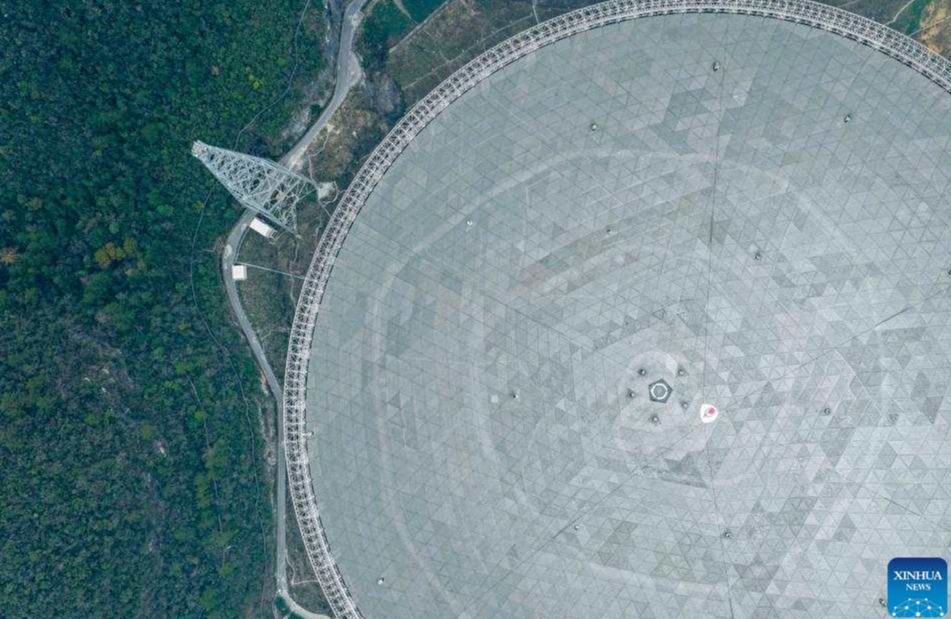 Científicos chinos hallan nuevas pistas en el universo gracias al FAST y al DESI
