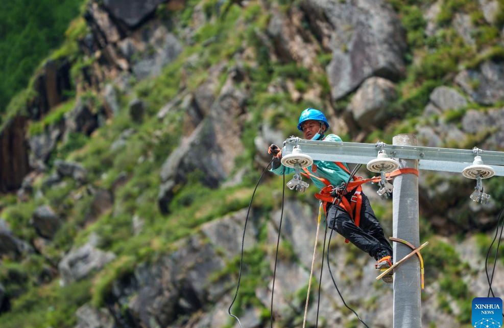 Suministro de electricidad es restaurado en puerto fronterizo afectado por avalancha de lodo en Xizang, China
