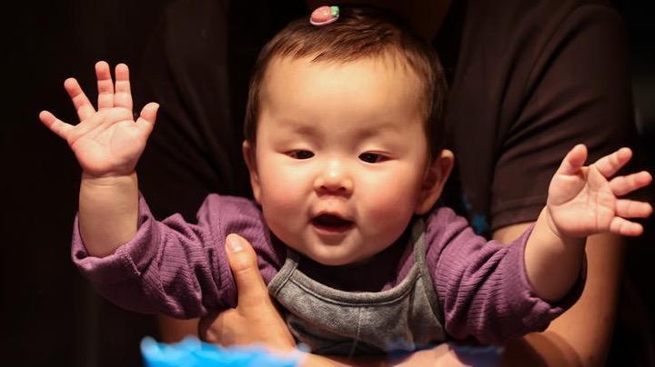 China amplía cobertura de seguro de maternidad para fomentar sociedad favorable a la natalidad