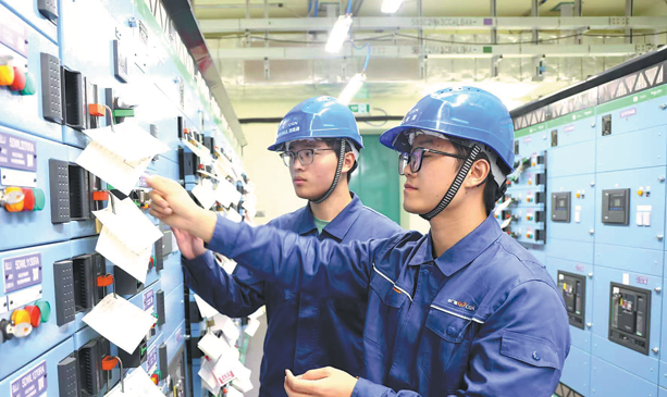 Ingenieros comprueban el estado de funcionamiento de las instalaciones de suministro de energía del proyecto. (Foto: Wang Yajing/ China Daily)