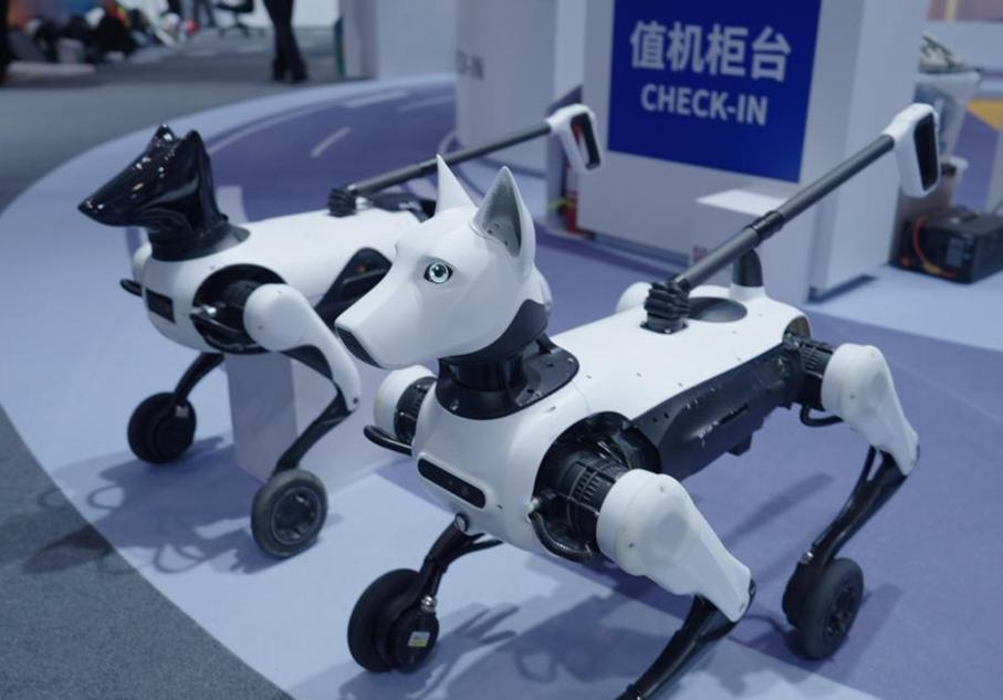 China presenta a Xiaoyuan, el primer robot guía de patas con ruedas